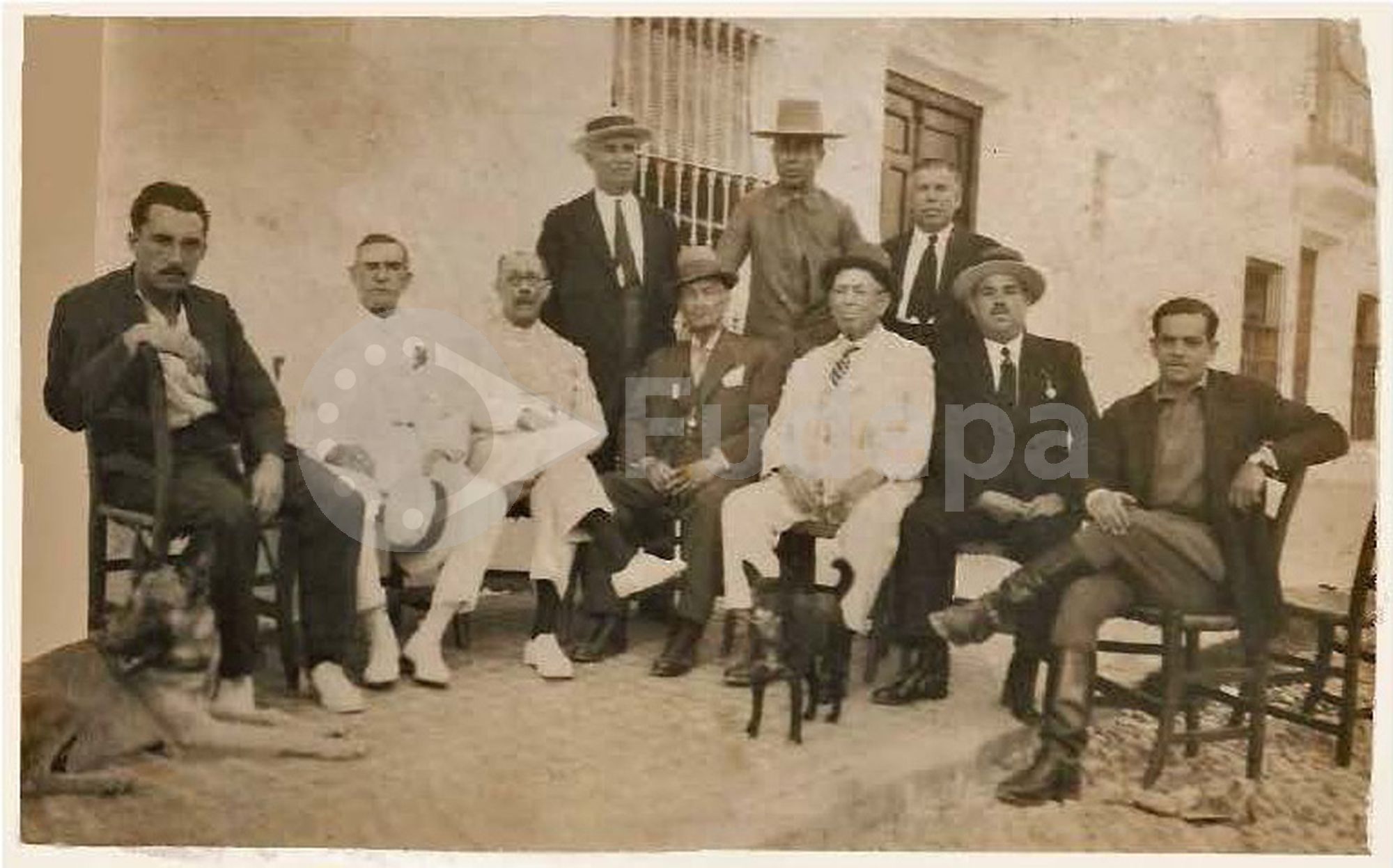 El general Iriarte con algunos vecinos de La Roda. Fotografía cedida por don Antonio Casado.