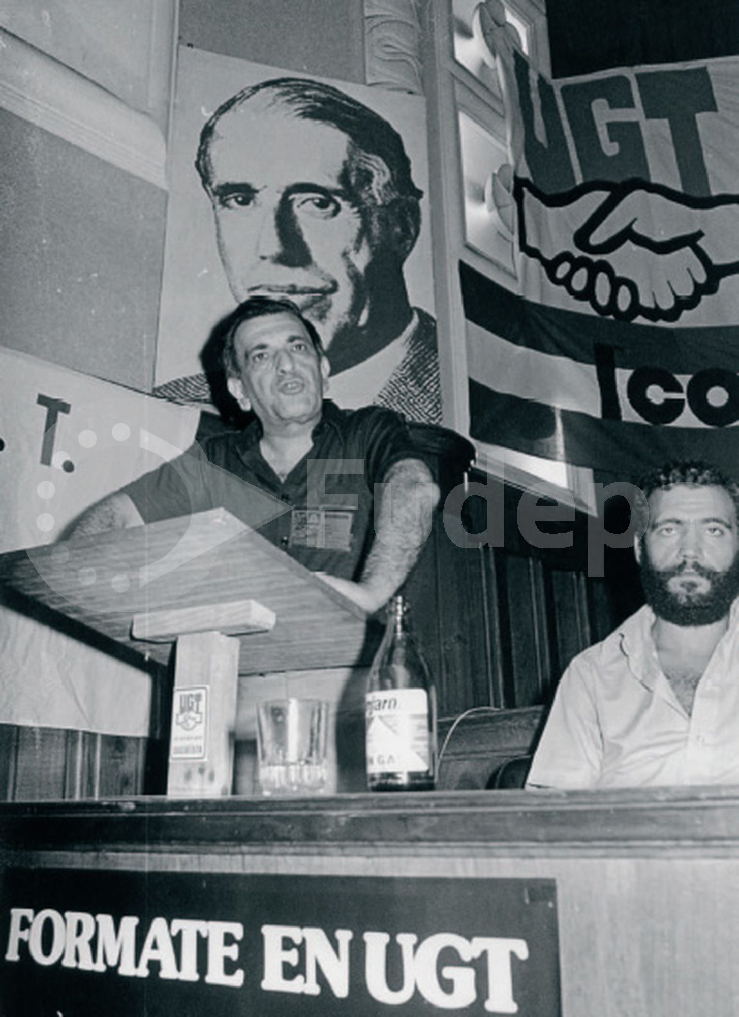 El 27 de mayo de 1978 se constituía en Cádiz la Junta Preautonómica de Andalucía, siendo elegido presidente Plácido Fernández Viagas.
En la imagen Plácido Fernández Viagas interviene en el I Congreso Provincial de UGT Sevilla, celebrado en 1978.
(FUDEPA_AHUGTA)