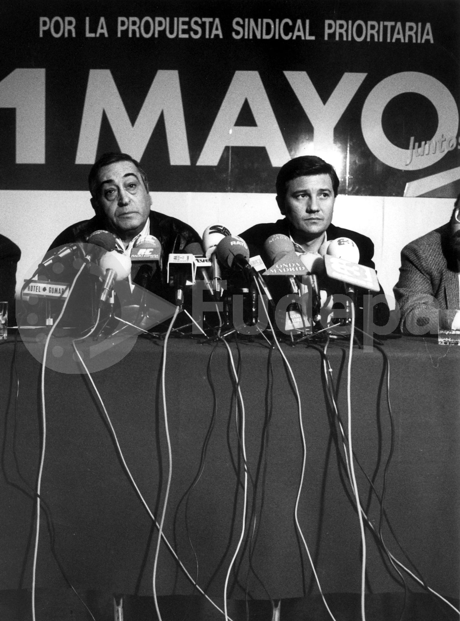 Los secretarios generales de UGT, Nicolás Redondo (a la izquieda), y de CC OO, Antonio Gutiérrez, en la presentación de los actos del Primero de Mayo de 1990